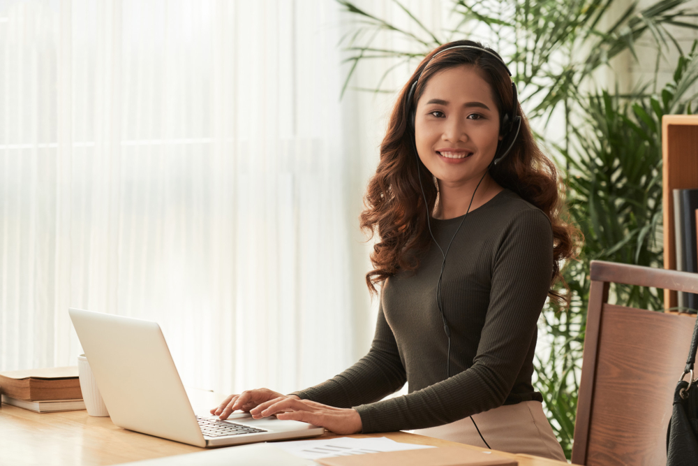 Virtual dropshipping assistant in front of her laptop